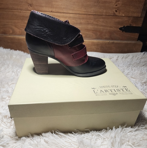 L'Artiste red and black, Italian tooled leather, heeled ankle booties w/buckles - Picture 10 of 11